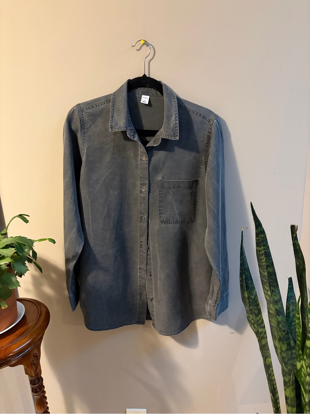 Classic women’s Washed Button-Up Shirt Jacket in Faded Gray